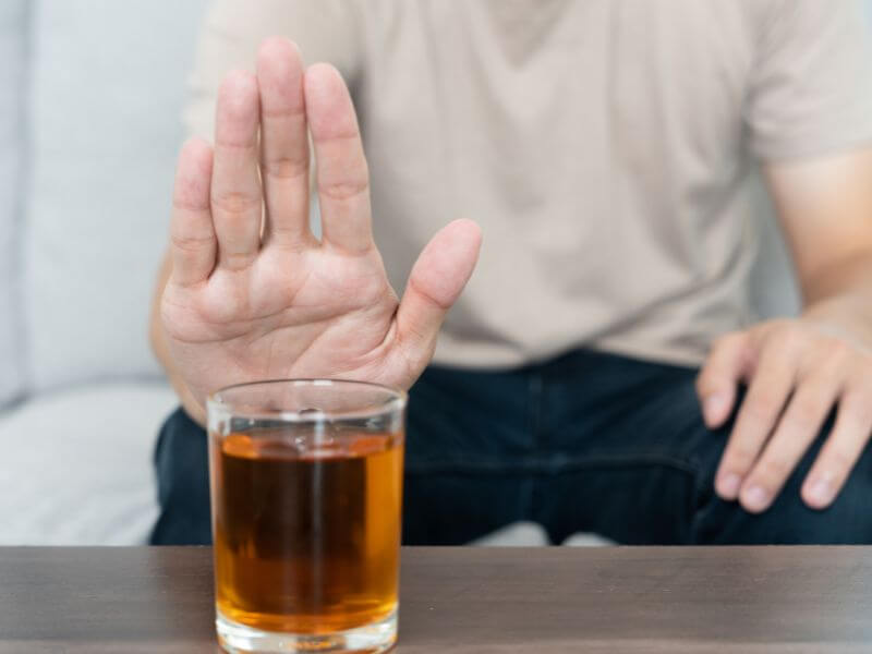 alkohol v pohári