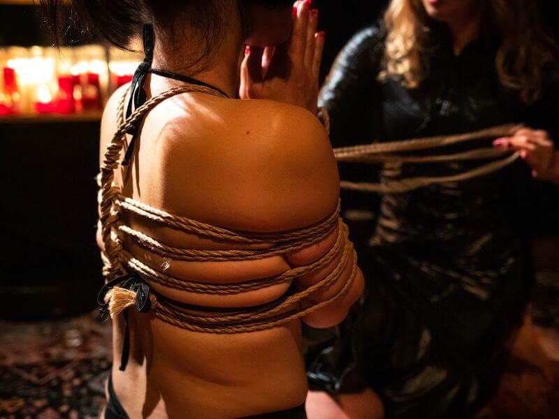 zviazanie partnerky lanom