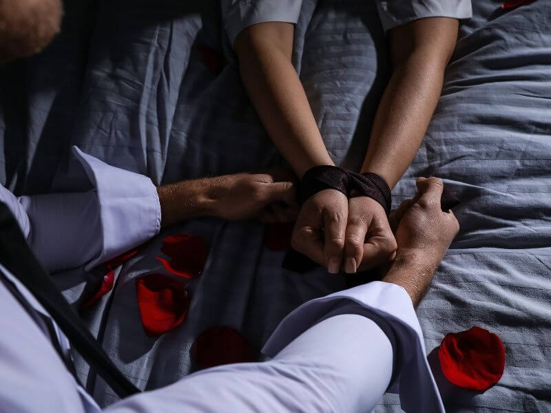 zväzovanie rúk partnerky