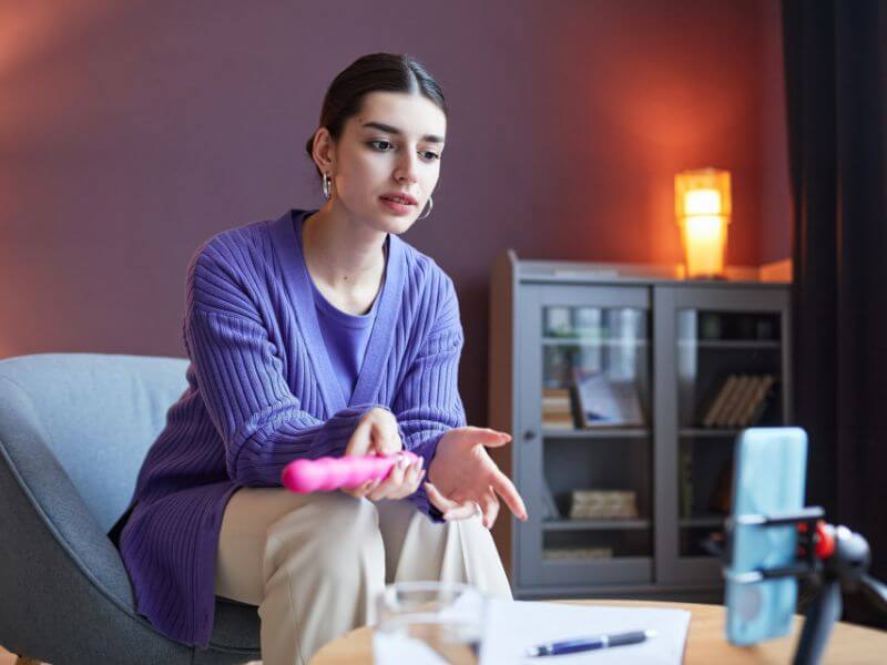 vibrátor v ruke ženy počas sexu cez skype